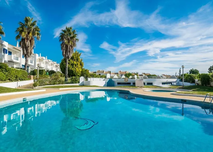 3 Bedroom Apartment In Oura Albufeira With Amazing Pool At Walking Distance To Beach, Strip And Old Town, Wifi And Ac, Private Condo