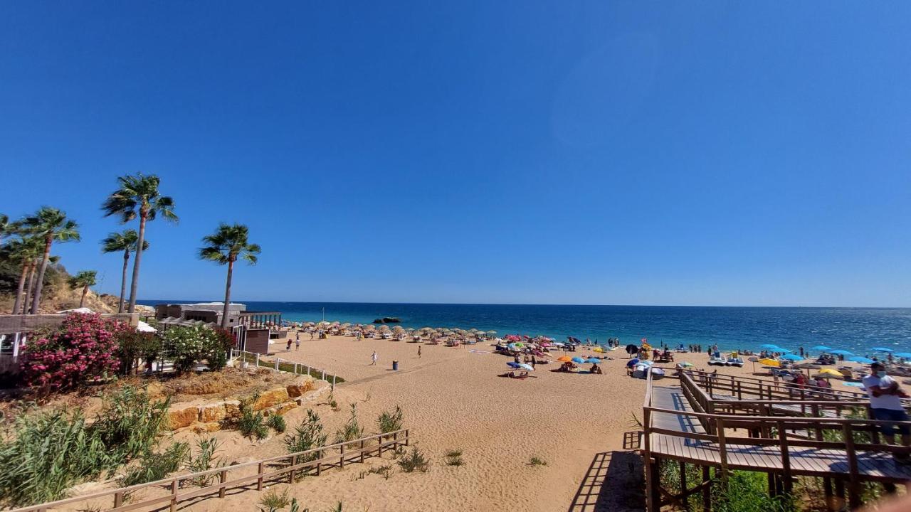 Oura Beachside Retreat: Pool, Wi-fi & Location Albufeira