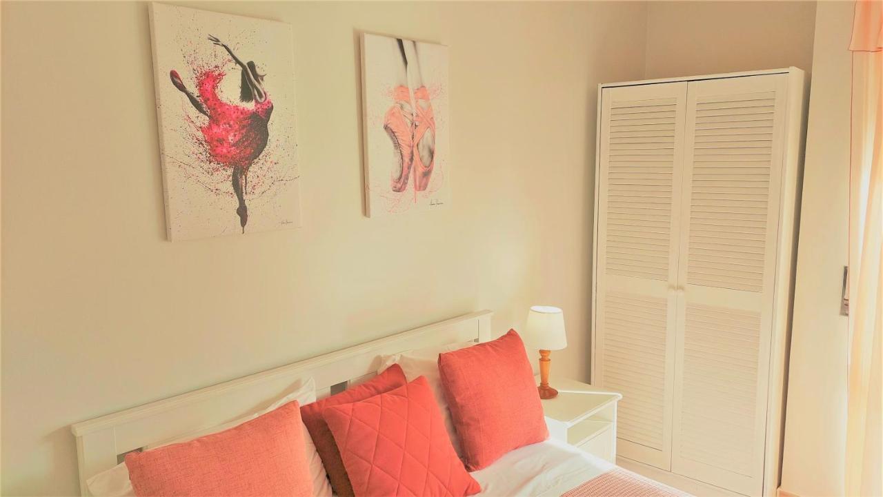 Apartment Oura Beachside Retreat: Pool, Wi-fi & Location Albufeira