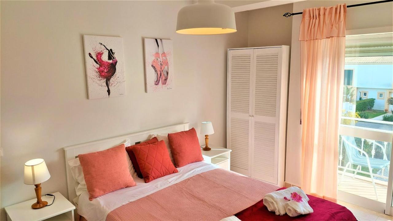 Oura Beachside Retreat: Pool, Wi-fi & Location Albufeira