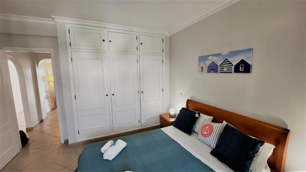Apartment Oura Beachside Retreat: Pool, Wi-fi & Location Albufeira