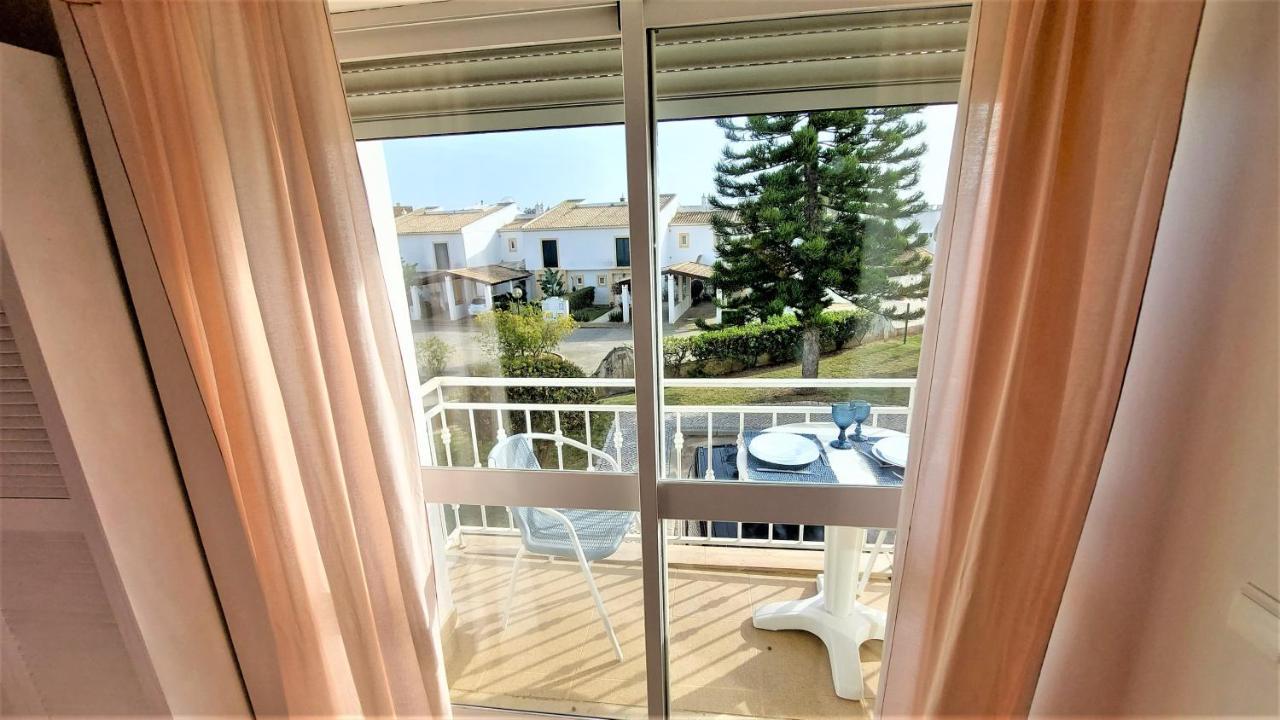 Oura Beachside Retreat: Pool, Wi-fi & Location Apartment Albufeira