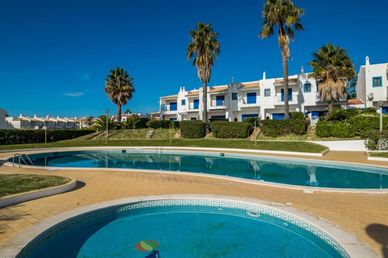 3 Bedroom In Oura With Amazing Pool At Walking Distance To Beach, Strip And Old Town, Wifi And Ac, Private Appartement Albufeira