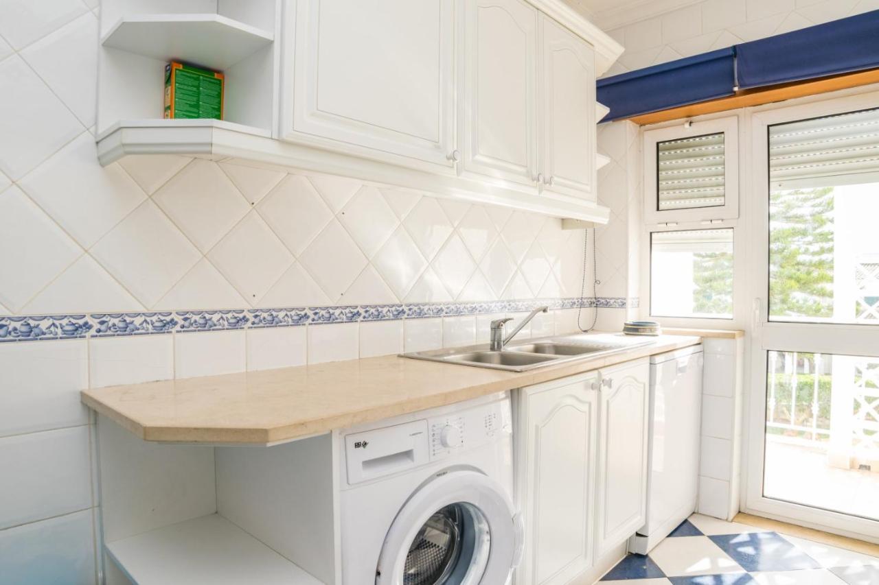 3 Bedroom In Oura With Amazing Pool At Walking Distance To Beach, Strip And Old Town, Wifi And Ac, Private * Albufeira