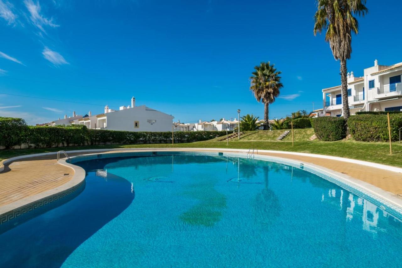 Appartement 3 Bedroom In Oura With Amazing Pool At Walking Distance To Beach, Strip And Old Town, Wifi And Ac, Private Albufeira