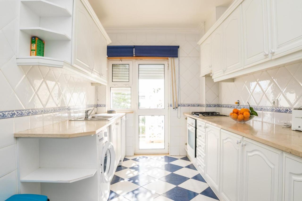 3 Bedroom In Oura With Amazing Pool At Walking Distance To Beach, Strip And Old Town, Wifi And Ac, Private Appartement Albufeira