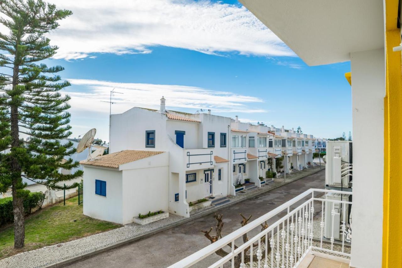 3 Bedroom In Oura With Amazing Pool At Walking Distance To Beach, Strip And Old Town, Wifi And Ac, Private Appartement Albufeira