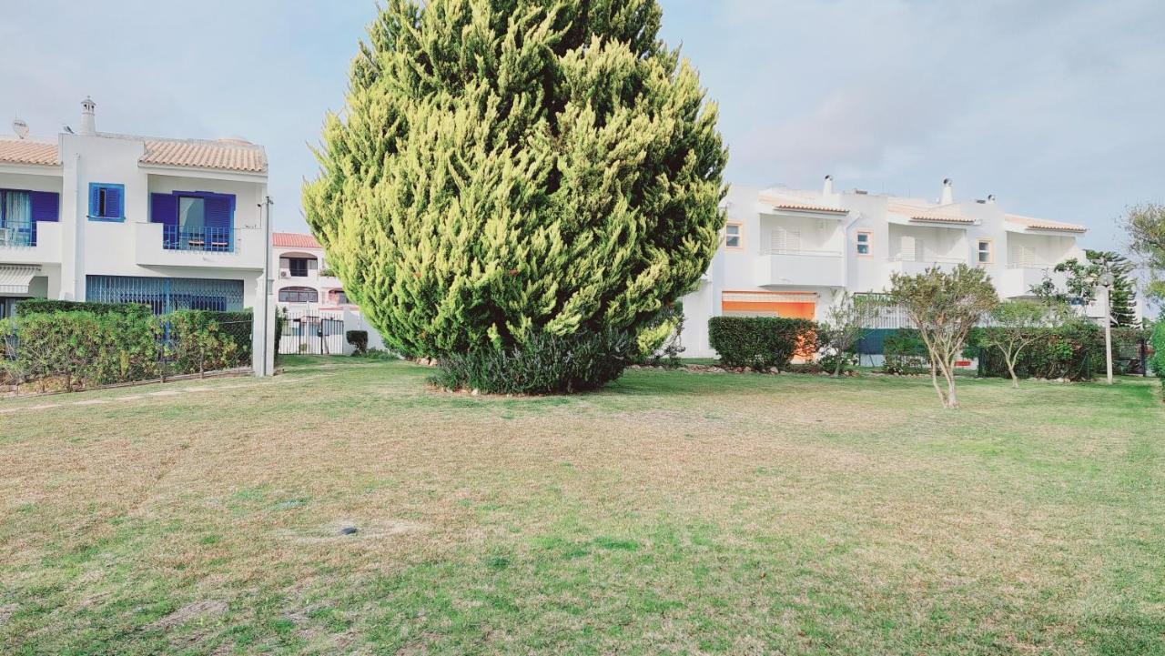 Appartement 3 Bedroom In Oura With Amazing Pool At Walking Distance To Beach, Strip And Old Town, Wifi And Ac, Private Albufeira