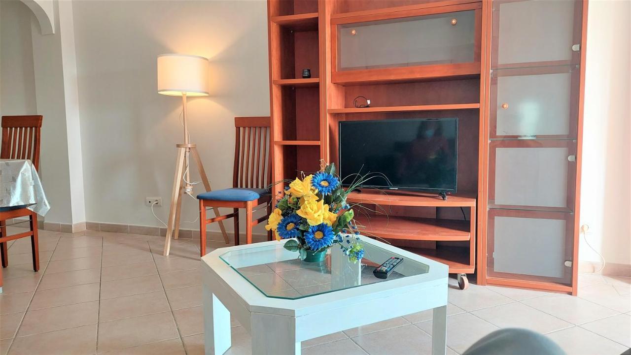 3 Bedroom In Oura With Amazing Pool At Walking Distance To Beach, Strip And Old Town, Wifi And Ac, Private Appartement Albufeira